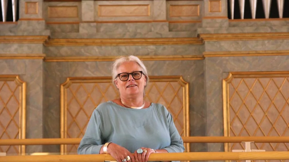 Kommundirektören Randi Graungaard menar att ekonomin och svårigheter att rekrytera viss personal har tvingat kommunen att tänka om.