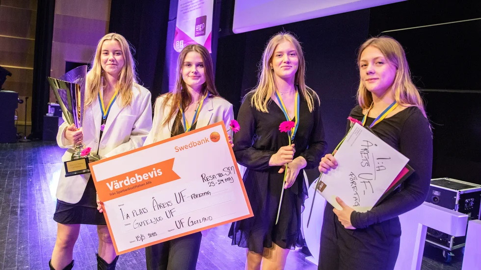 Saga Kullenbert, Olivia Söderström, Maja Åkerblom och Lovisa Levin i "Guteljus UF" kammade hem priserna för både Årets UF-företag, Årets Ekologiskt hållbara UF-företag och Årets Affärsplan.
