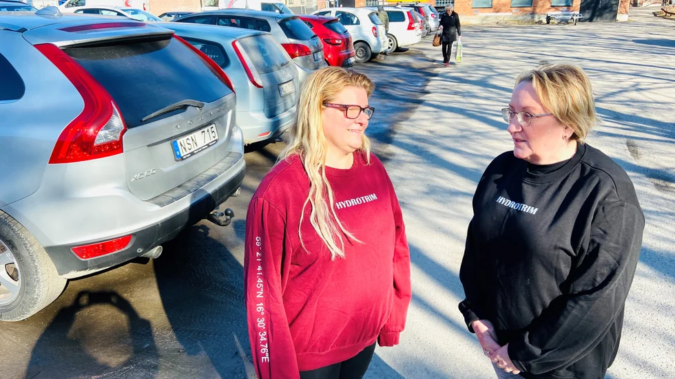 Plötsligt mitt i månaden och mitt i terminen får Hydrotrims ägare Maria Larsson och hennes anställda Annelie Lahouar veta att deras kunder blir av med parkeringsmöjligheterna intill. "Vi har runt 100 besökare om dagen, vissa kommer från andra städer och många av våra äldre kör bil hit. Det finns inte många andra parkeringsmöjligheter i närheten."