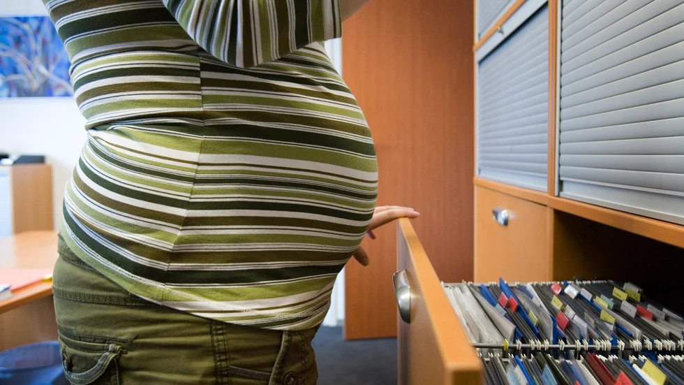 Kvinnor som får barn halkar snabbt efter lönemässigt.