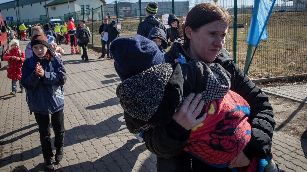 Här i Sverige och i Finland finns det skäl i tider som dessa att tänka lite extra på hur flyktingarna har det, skriver Robert Björkenwall.
Bilden: Ukrainska flyktingar anländer till gränsövergången i Medyka i sydöstra Polen i fredags. Över 2,8 miljoner människor har flytt kriget i Ukraina.