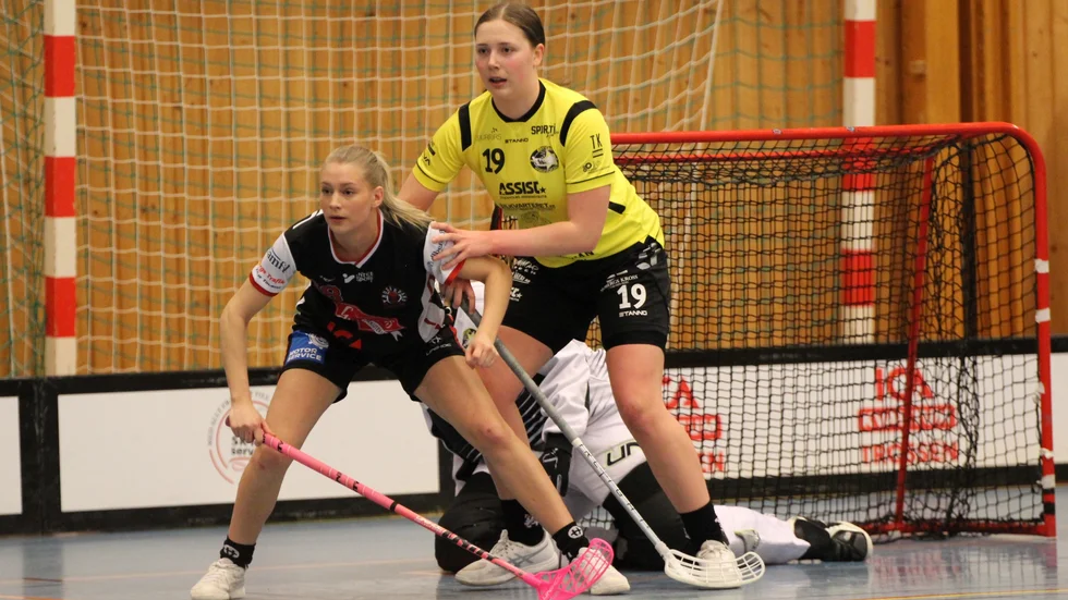 Hedda Olsson försöker skymma Bergs målvakt. Trosa Edanö tog kvalreturen mot Berg till övertid efter stor dramatik. Där föll tyvärr laget.