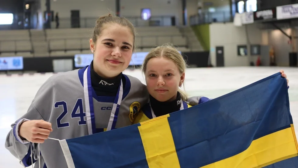 Bois-tjejerna Tova Anfält och Lina Alsén efter att VM-guldet bärgats i Lidköping.