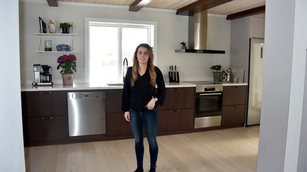 Johanna Eliasson i familjens kök. Villan i Rian utanför Kalix är från 1800-talet, ursprungligen smal Norrbottensgård och med eternitfasad. Den är utbyggd, renoverad och modernt inredd. 