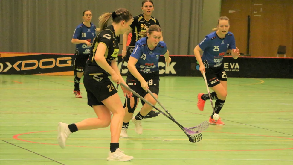 Öjebyns Ella Edunger och Olivia Eklund har en liten chans att vända och vinna för att ta sig upp till allsvenskan.