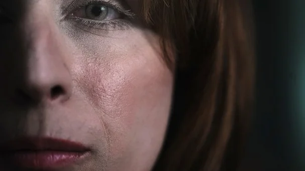 På måndag släpper SVT dokumentären "De inlåsta hedersflickorna" där Yasmina, som egentligen heter något annat, är huvudperson. Med hjälp av en professionell maskör har SVT på den här bilden förändrat hennes utseende av säkerhetsskäl.