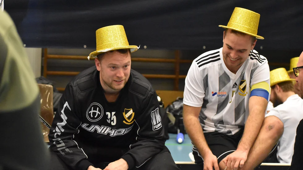 Bröderna Joakim och Tobias Claesson hade båda avgörande roller när Rimforsa IF vann division två. Och båda var känslosamma efteråt...