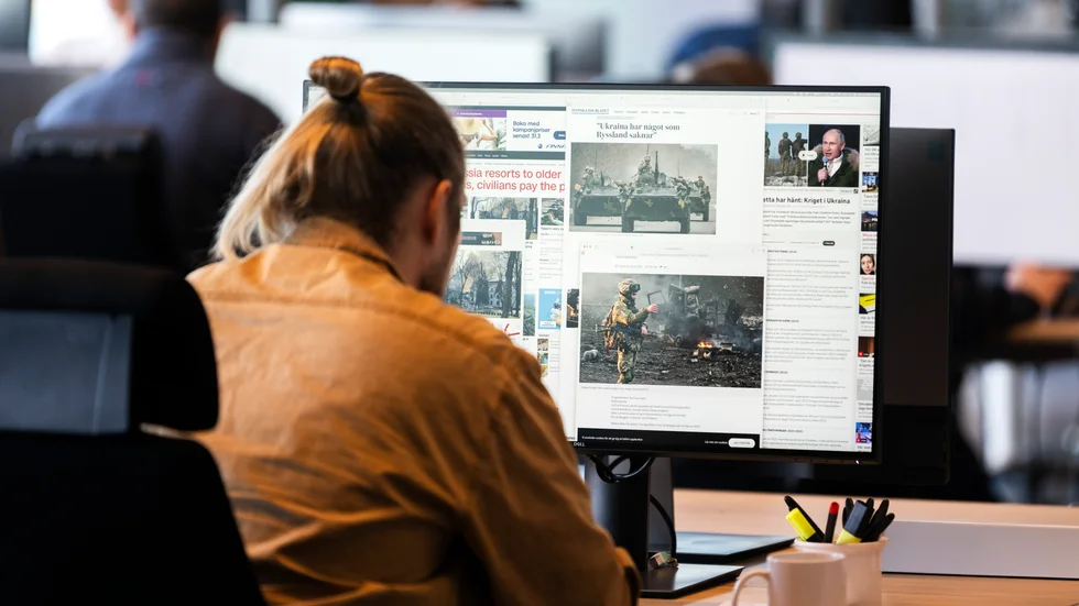 Att hela tiden söka ny information kan ge en känsla av kontroll, men känslan är ofta kortvarig, säger psykologen Anna Wickberg.