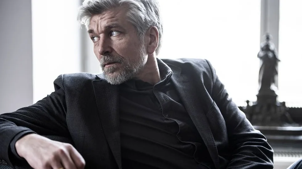 Karl Ove Knausgård är i september aktuell på svenska med kortromanen "Fåglarna under himlen".