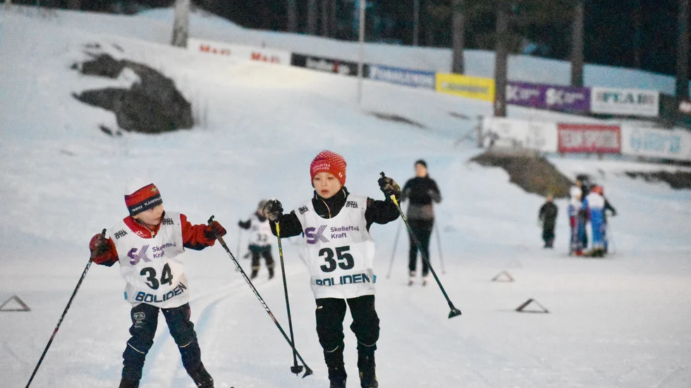 Max Vestermark, Kågedalens SK, och Hugo Burman, Skellefteå SK, i knatteklassen.