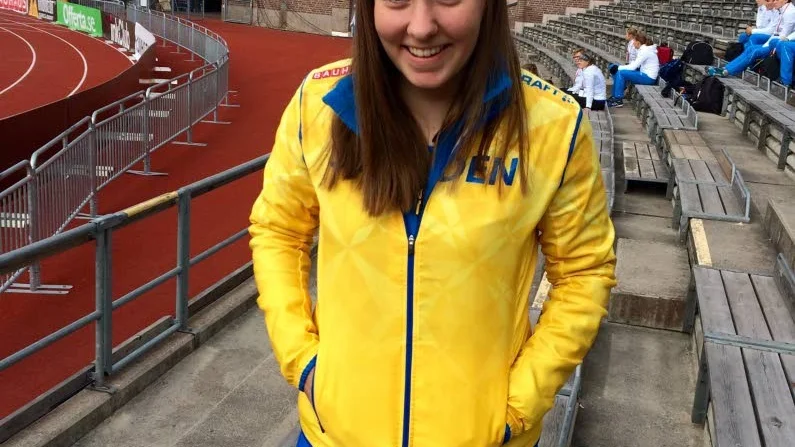 Nytt rekord. Jessica Mattsson debuterade i landslaget under ungdomsfinnkampen på Stockholms stadion. Där sänkte hon sitt personliga rekord i slägga med fyra meter.