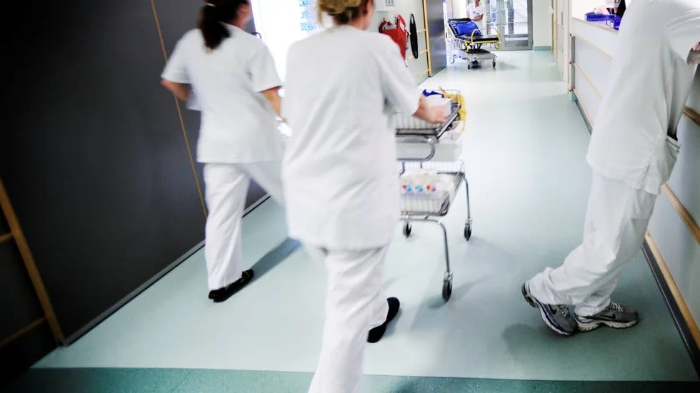 Det ska finnas tillräckligt med vårdplatser på alla tre sjukhus i länet och de ska vara bemannade med fast personal, menar skribenterna och lovar samtidigt förbättringar i den händelse de får inflytande efter valet.
