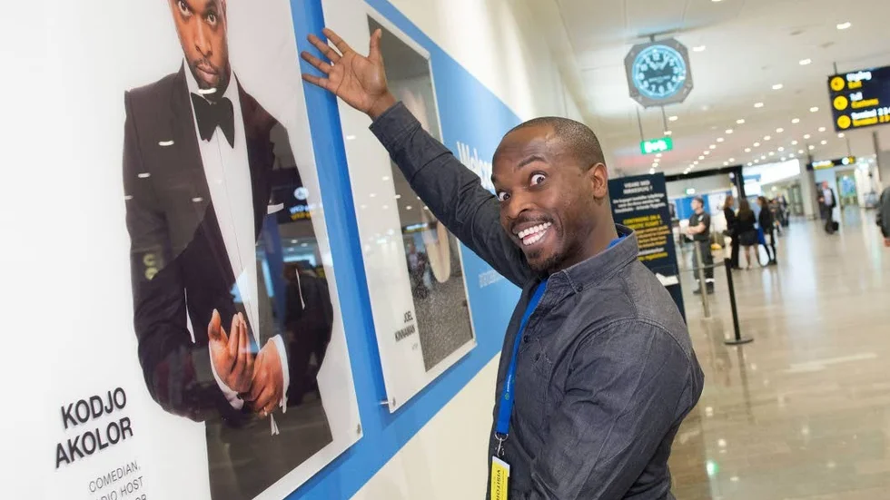 Kodjo Akolor uppträder på Interpool, The Big Show.