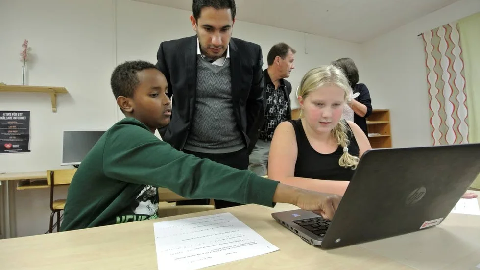 Lektionshjälp.  Ismail Shire och Agnes Löfgren fick lektionshjälp av civilminister Ardalan Shekarabi.