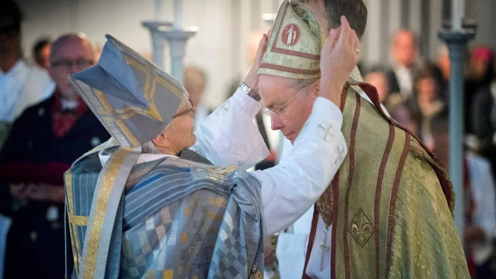 Biskopsvigning i Uppsala domkyrka Ärkebiskop Antje Jackelén och blivande biskopen Johan Dalman.