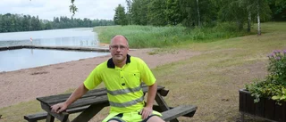 Han fixar maskindag i badplatsmiljö