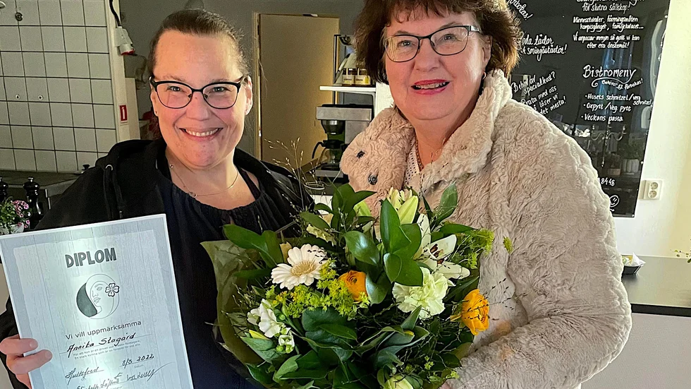 Annika Stagård har utsetts till Årets Kvinnliga företagare i Hultsfreds kommun. Elisabeth Löfqvist från Centerpartiet uppvaktade med blommor och diplom på självaste kvinnodagen.