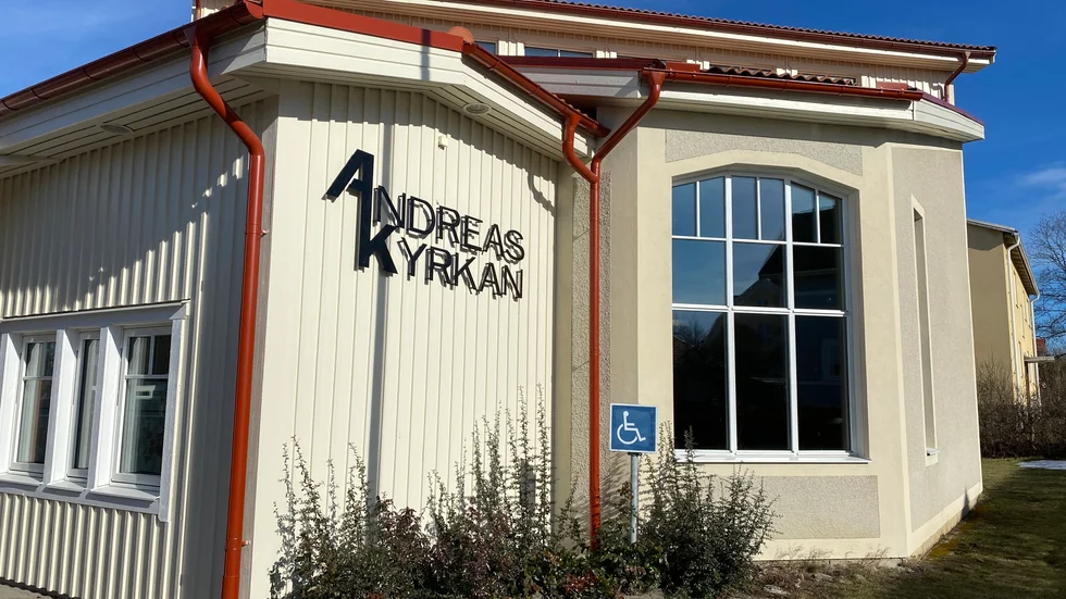 Tidigt på tisdag morgon anländer en buss med flyktingar till Andreaskyrkan i Mjölby.