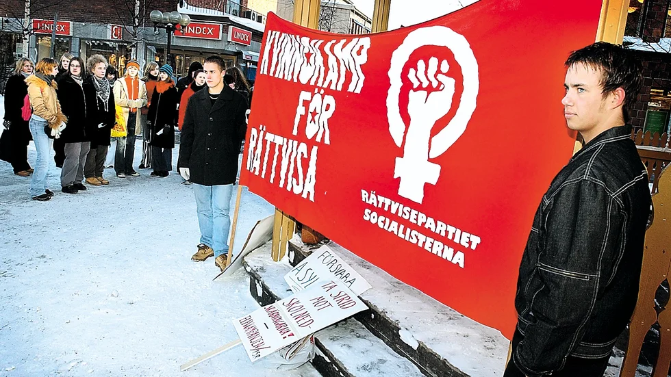 Ett 50-tal killar och tjejer slöt solidariskt upp mot kvinnoförtrycket i går, på den internationella kvinnodagen. Mer pengar till skolan var ett krav som de enades kring.  