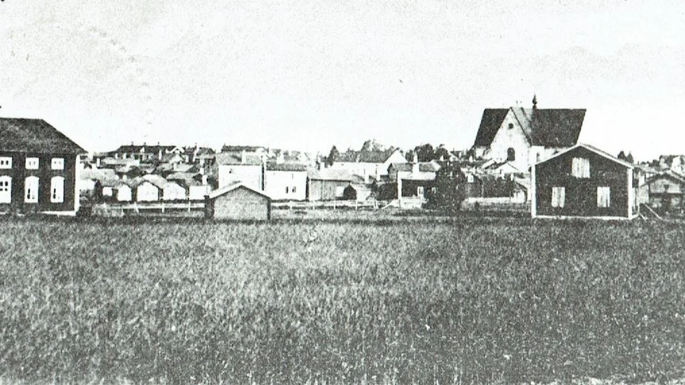 Vy över Öjebyn – tidigt 1900-tal. Prästen Jonas Löfgren kände sig inledningsvis inte särskilt välkommen som präst. Där föddes också en av hans söner, vilken senare blev såväl justitie-  som utrikesminister.