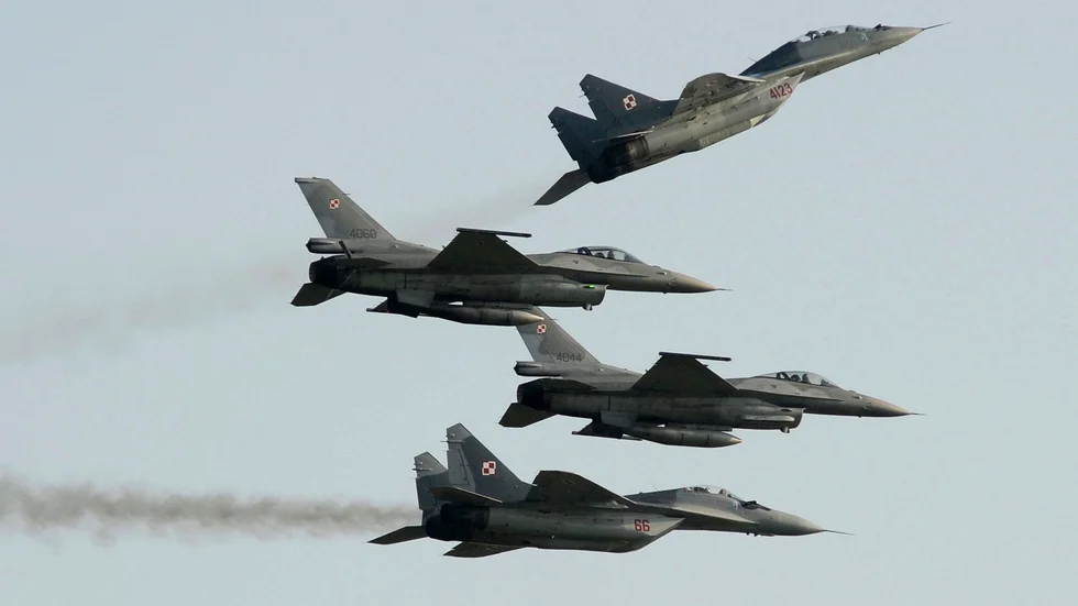 Två polska Mig-29-plan under en uppvisning med två USA-tillverkade F-16. Arkivbild.