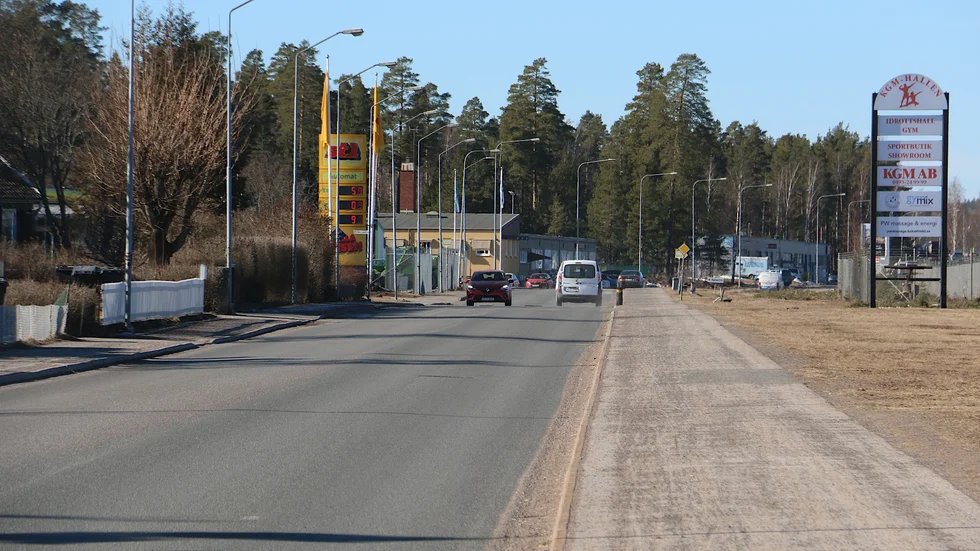 Det är en hel del trafik på Norra Oskarsgatan nu, men i vår kommer gatan att stängas av, och det är risk att det blir lite stök och bök i trafiken. Ett mångmiljonprojekt ska genomföras, med bland annat en färgstark allé som ska planteras.