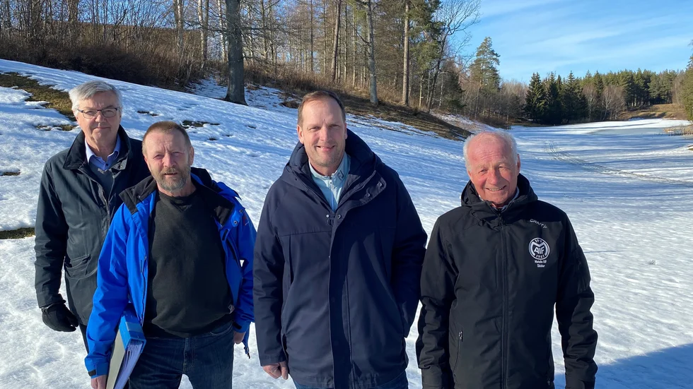 En konstsnösatsning görs nu av Maifs skidklubb och Motala golfklubb tillsammans. Projektet har kommit långt och det som återstår är finansiering. Men planen är att det står klart en anläggning i december 2023. På bilden ses Kjell Wadsby, MGK, Rolf Hammarlund, Maif, Tomas Lindh, MGK, och Göran Andersson, Maif.