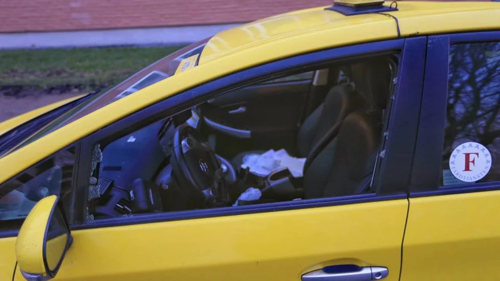 En av de vandaliserade taxibilarna på Bruno Liljeforsgatan i Uppsala.