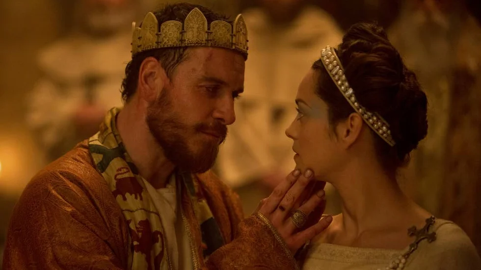 Förvriden kärlek. Visst åtrår de varandra, Macbeth och hans hustru. Men onda krafter har fördunklat deras sinnen. Michael Fassbender och Marion Cotillard har färgstarka roller.