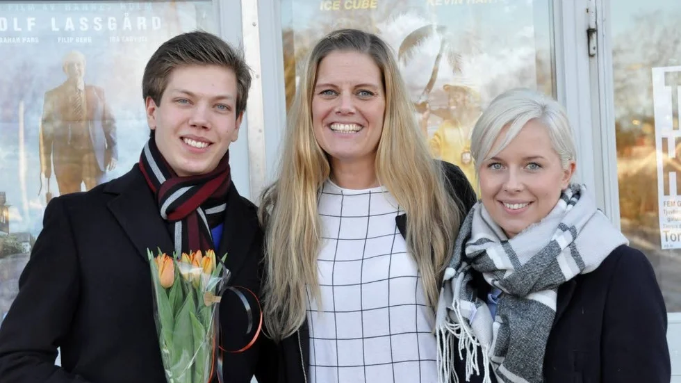 Peppade ungdomarna. Sofi Lahyani, från Ung Företagsamhet i Uppsala län, flankerad av Fredrik Larsson och Lina Persson, båda Swedbank, försökte på olika sätt väcka intresset för speedmeetingen på Tierp Arena i februari.