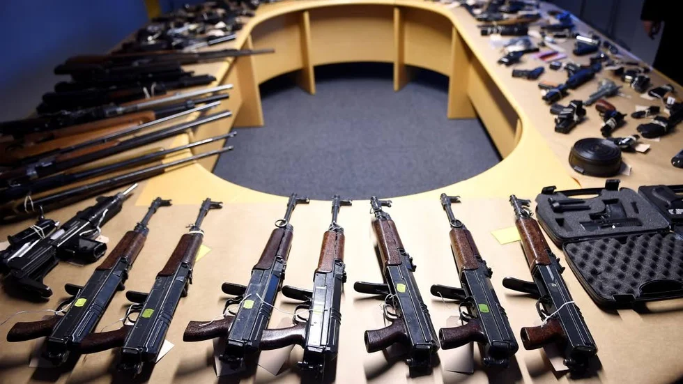 Olagliga vapen. Det behövs hårdare straff för olaga vapeninnehav, skriver Kent Eklund. Bilden visar en del av de vapen som tagits i beslag i Malmö 2015-16.