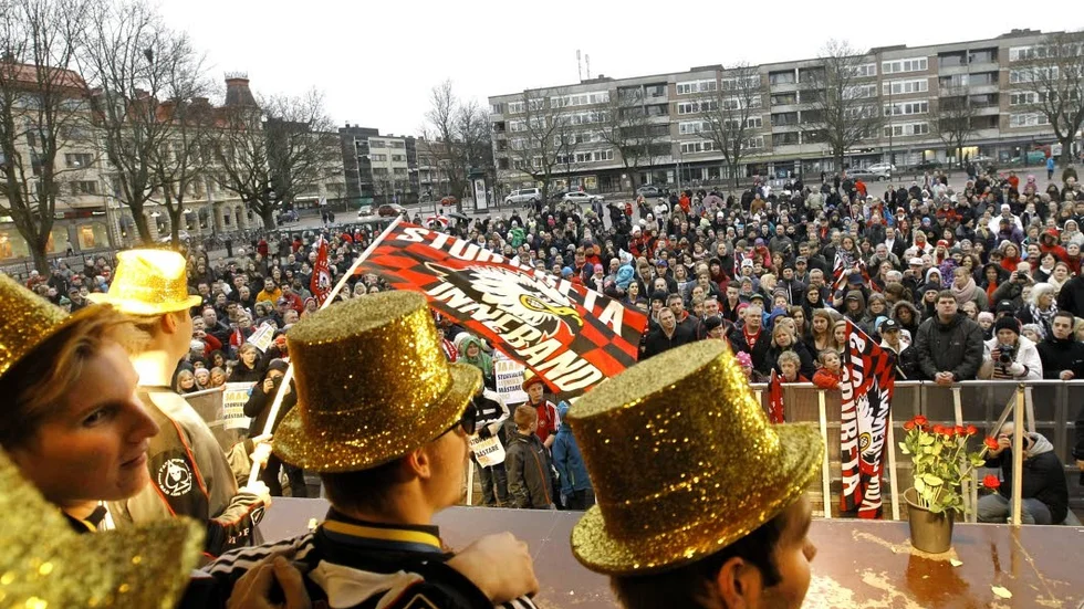 Så här såg det ut 2012 när Storvreta och Fyrisfjädern hyllades på Vaksala torg efter deras SM-guld.