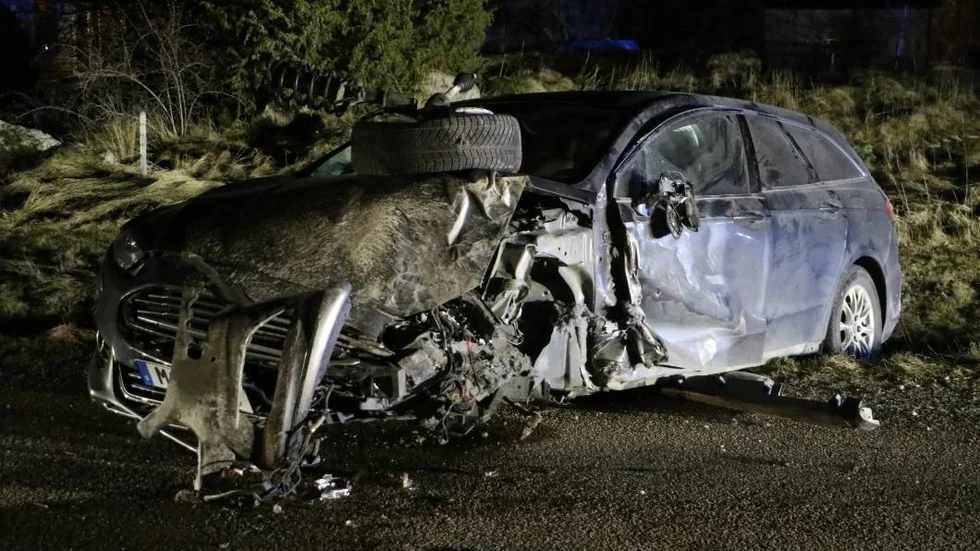 Personbilen demolerades i kollisionen.