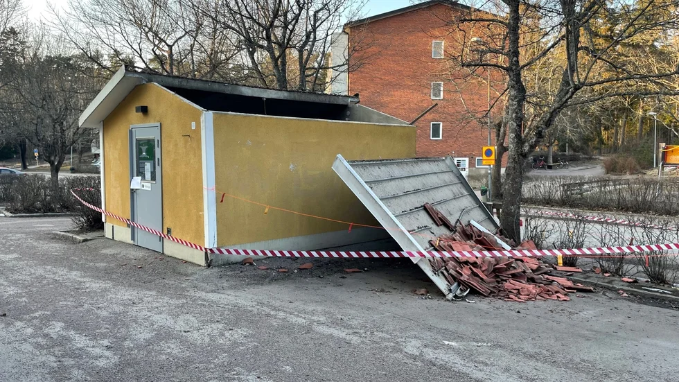 Ett sophus i Eriksberg har fått taket avryckt av en sopbil.