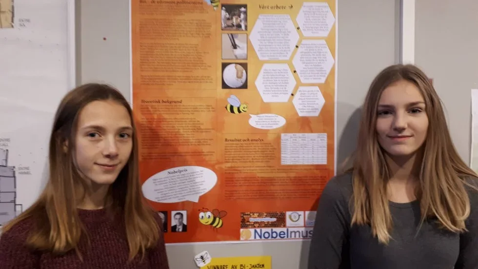 Hannah Browning och Karin Nylander vann Forskarhjälpens tävling om bästa affisch om Bi-jakten.