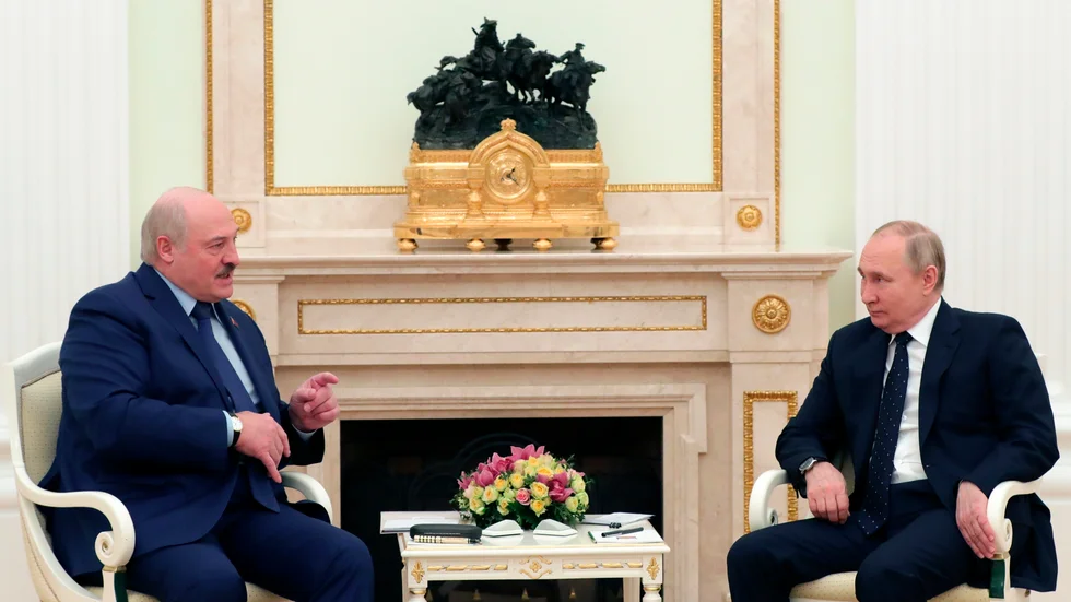 Belarus president Alexander Lukasjenko och Rysslands president Vladimir Putin under ett möte i Moskva, 11 mars.