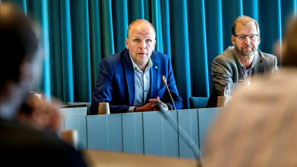 Repllik. Rickard Malmström (MP) svarar: "Att Centerpartiet i detta läge väljer att dra ut ytterligare på tiden och samtidigt anklagar andra för att ha förlängt processen blir mycket märkligt"