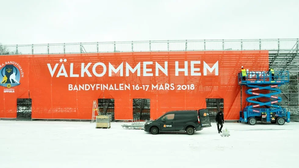 De sista förberedelserna pågår vid Studenternas inför bandyfinalen.