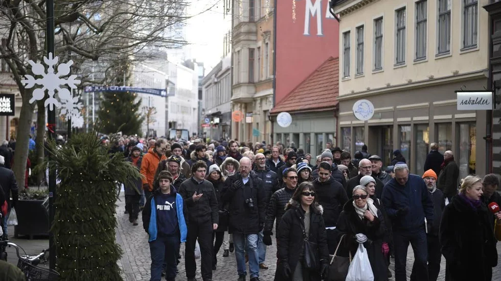 Människor och medborgare. Deltagare i Kippamarschen i Malmö den 16 december passerar Södra Förstadsgatan på väg mot Gustaf Adolfs torg.