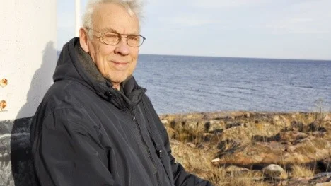 Svante von Strokirch vid Sikhjälma. Han är orolig för att den orörda kusten i Norduppland ska exploateras.