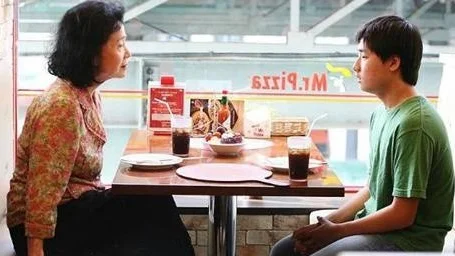 Poesi handlar inte bara om att skriva texter, utan också om att se skönheten omkring sig. Det lär sig filmens huvudperson Mija (Jeong-hie Yun).