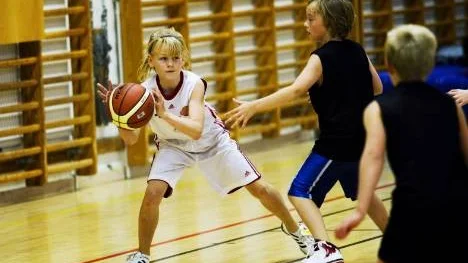 Klara Berntsson med bollen i matchen mellan Uppsala F01 och Sävja.
