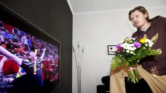 Storvretas lagkapten Mika Kohonen tar emot UNT-guldgratulationen.