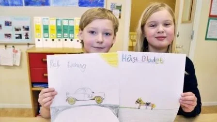 Isak Jurå och Sara Edberg-Hammenborg visar upp sina tidningsomslag.