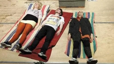 Sandra Huldt, Martin Rosengardten och Lina Englund i Thords värld på Teater Galeasen.