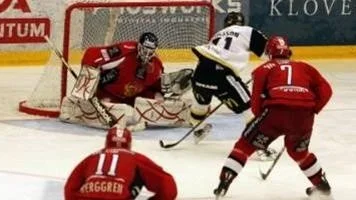 Almtuna var utspelade mot Västerås. Här gör William Karlsson kvällens snyggaste mål bakom Alexander Hamberg