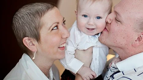 "Man får inte dö när man har små barn. That´s it". Juliana Wiklund har fotograferat cancersjuka mamma Nina och hennes son. Nina gick nyligen bort.