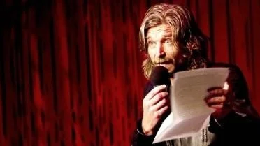 Återigen tar Karl Ove Knausgård plats på den litterära scenen. Det har blivit dags för del två i hans ?extremrealistiska? romanserie Min Kamp. 
Här högläser han ur den första romanen för en publik i hemlandet Norge.