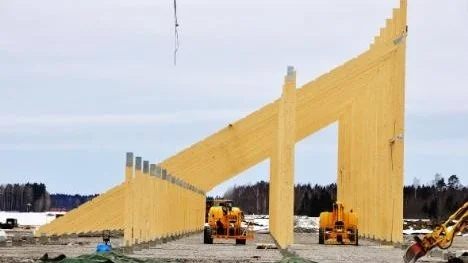 Tierp Arena tar allt tydligare form. Nu har en del av läktaren monterats och huvudbyggnaden börjat byggas.