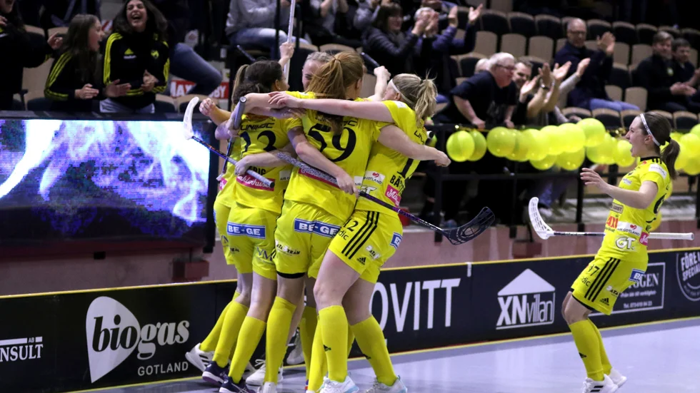 JAAAAAA. Endre vänder 1-4 till seger 7-6 och duckar därmed Faluns första matchboll. 